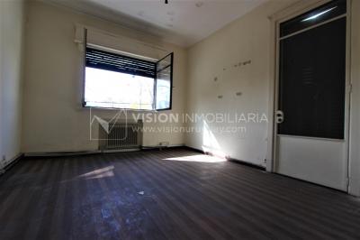 Padrón único de 641m2 en Pocitos con Casa de 13 ambientes, 302m2 construidos.