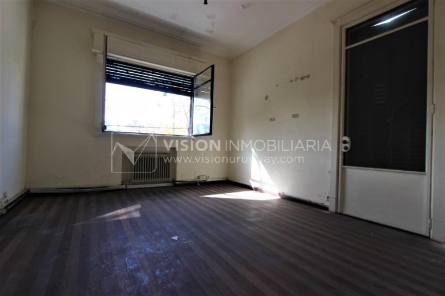 Padrón único de 641m2 en Pocitos con Casa de 13 ambientes, 302m2 construidos.-39