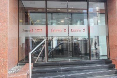 Alquiler de Oficina doble 5to Piso al Frente, 60m2 dos entradas dos baños, Pza Independencia esq Juncal Centro Ciudad Vieja