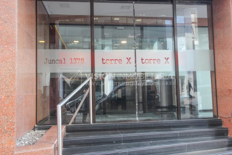 Alquiler de Oficina doble 5to Piso al Frente, 60m2 dos entradas dos baños, Pza Independencia esq Juncal Centro Ciudad Vieja-19