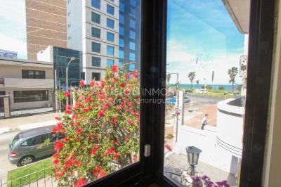 Casa inmaculada, reciclaje gran nivel, diseño y confort, Padrón Único, Punta Carretas; 3 dorm y 3 baños, barbacoa cerrada y terraza al frente, patio interior, 202 m2 construidos. A 20 mts. de Rambla, vista lateral al mar.