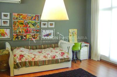 Casa de diseño, Padrón Único, Pocitos; 2 dorm en Suite, enorme salón doble altura, terreno 219 m2 con buen fondo y parrillero, 203 m2 construidos, Garaje.