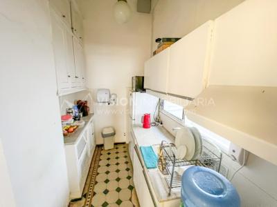 Oportunidad de Inversión: Venta de Mansión de 1905 de prestancia Señorial. Son 676 m2 en 2 plantas. Inmaculada, gran nivel. Amueblada. Ciudad Vieja. Terreno de 393 m2. Fachada de 10,5 mts. por calle Misiones. Protección Patrimonial grado 3 - U$ 507.1