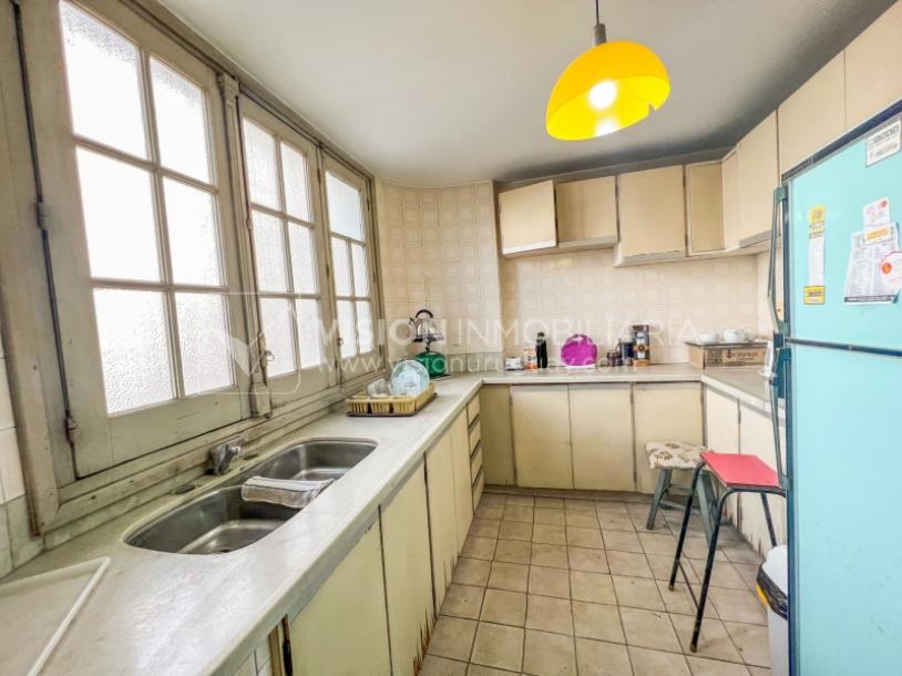 Venta de Palacete: Mansión señorial de 1913 de 690 m2 interiores y 224 de terrazas; 4 plantas, una reciclada inmaculada de gran nivel, completamente Amueblada. Ciudad Vieja. Inversión: U$ 400.000 dólares-51