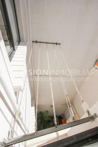 Casa inmaculada, reciclaje gran nivel, diseño y confort, Padrón Único, Punta Carretas; 3 dorm y 3 baños, barbacoa cerrada y terraza al frente, patio interior, 202 m2 construidos. A 20 mts. de Rambla, vista lateral al mar.