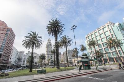 Alquiler de Oficina doble 5to Piso al Frente, 60m2 dos entradas dos baños, Pza Independencia esq Juncal Centro Ciudad Vieja