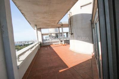 Tres Cruces Apto 1 Dorm, Piso 15 - vistas, Balcón y Terraza Lav, 43 m2.