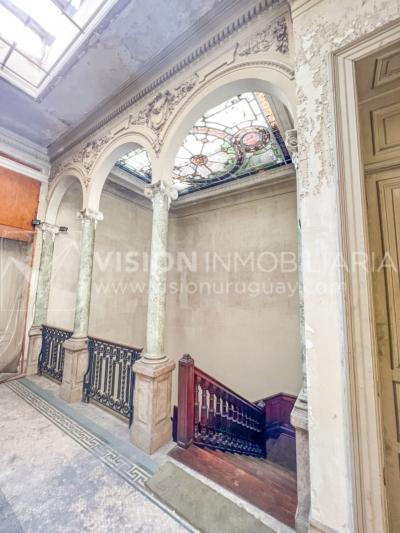 Venta de Palacete: Mansión señorial de 1913 de 690 m2 interiores y 224 de terrazas; 4 plantas, una reciclada inmaculada de gran nivel, completamente Amueblada. Ciudad Vieja. Inversión: U$ 400.000 dólares