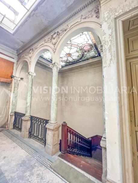 Venta de Palacete: Mansión señorial de 1913 de 690 m2 interiores y 224 de terrazas; 4 plantas, una reciclada inmaculada de gran nivel, completamente Amueblada. Ciudad Vieja. Inversión: U$ 400.000 dólares-58