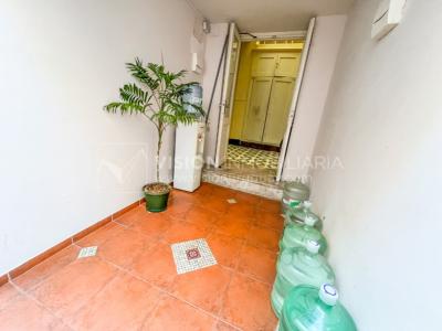 Oportunidad de Inversión: Venta de Mansión de 1905 de prestancia Señorial. Son 676 m2 en 2 plantas. Inmaculada, gran nivel. Amueblada. Ciudad Vieja. Terreno de 393 m2. Fachada de 10,5 mts. por calle Misiones. Protección Patrimonial grado 3 - U$ 507.1