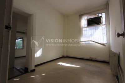 Padrón único de 641m2 en Pocitos con Casa de 13 ambientes, 302m2 construidos.