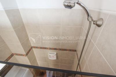 Casa inmaculada, reciclaje gran nivel, diseño y confort, Padrón Único, Punta Carretas; 3 dorm y 3 baños, barbacoa cerrada y terraza al frente, patio interior, 202 m2 construidos. A 20 mts. de Rambla, vista lateral al mar.