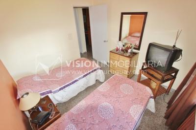 Apartamento de 2 dormitorios y 1 baño, Villa Española, 2do piso.