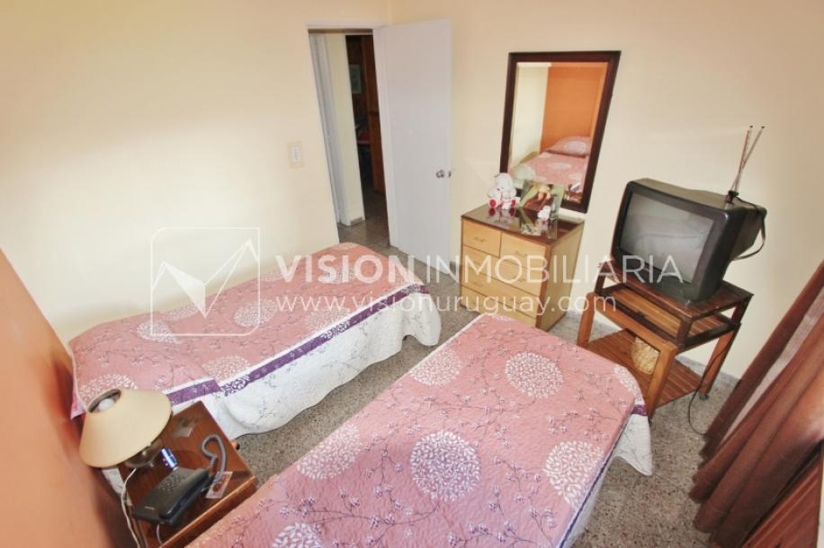 Apartamento de 2 dormitorios y 1 baño, Villa Española, 2do piso.-14