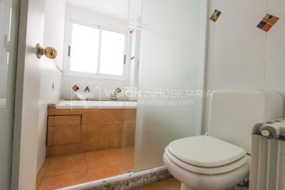 Casa inmaculada, reciclaje gran nivel, diseño y confort, Padrón Único, Punta Carretas; 3 dorm y 3 baños, barbacoa cerrada y terraza al frente, patio interior, 202 m2 construidos. A 20 mts. de Rambla, vista lateral al mar.