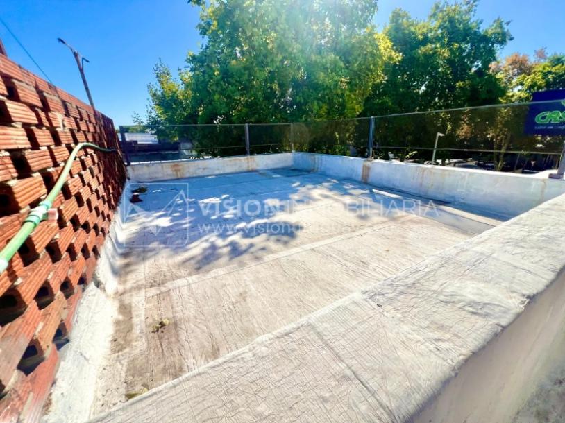 Apartamento Duplex en Venta ideal Renta. Al frente, 4 Dormitorios y 2 Baños, La Unión sobre Av. 8 de Octubre, Piso 1 por escalera, reciclado, impecable para entrar ya. 204 m2 totales 111 m2 interiores + 93 m2 Terrazas. Parrillero.-48