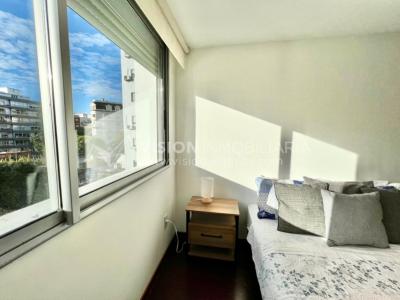 Apartamento en Venta en Pocitos / Punta Carretas.  Bajó de Precio!!  2 Dormitorios, uno en Suite con Vestidor.  2 Baños, Balcón, terminaciones Premium.  Se vende Amueblado. Tiene cómodo Garaje para 1 auto.  Piso 4 al frente.  Amenities: Barbacoa y Gy