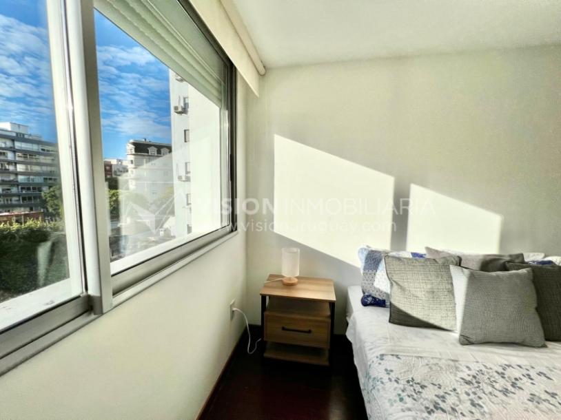 Apartamento en Venta en Pocitos / Punta Carretas.  Bajó de Precio!!  2 Dormitorios, uno en Suite con Vestidor.  2 Baños, Balcón, terminaciones Premium.  Se vende Amueblado. Tiene cómodo Garaje para 1 auto.  Piso 4 al frente.  Amenities: Barbacoa y Gy-36