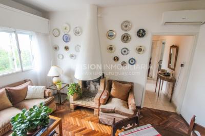 Apartamento en Pocitos, 2 dormitorios y 1 baño, Al Frente, 400 mts de Rambla, con Estufa a Leña y con Balcón - U$ 175.000