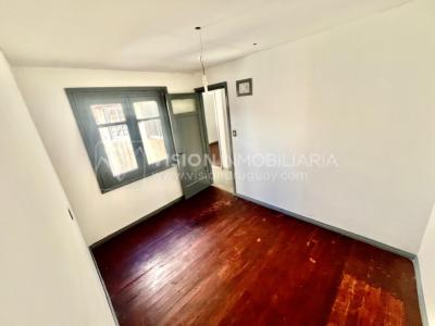 Apartamento Duplex en Venta ideal Renta. Al frente, 4 Dormitorios y 2 Baños, La Unión sobre Av. 8 de Octubre, Piso 1 por escalera, reciclado, impecable para entrar ya. 204 m2 totales 111 m2 interiores + 93 m2 Terrazas. Parrillero.
