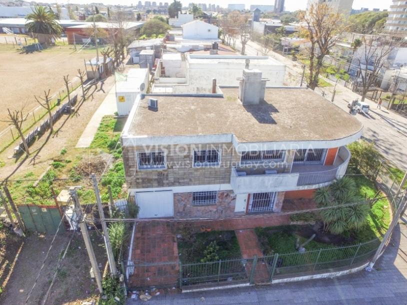 Casa en Venta de 3 Dormitorios, 2 Baños, Garaje, Jardín y Patio. 130 m2 construidos en Propiedad Horizontal -padrón de 290 m2-, en Malvín Sur a 50 mts. de Plaza Italia. U$ 220.000-6