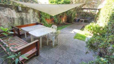 Casa de diseño, Padrón Único, Pocitos; 2 dorm en Suite, enorme salón doble altura, terreno 219 m2 con buen fondo y parrillero, 203 m2 construidos, Garaje.