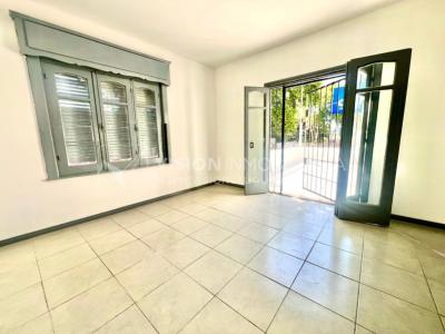 Apartamento Duplex en Venta ideal Renta. Al frente, 4 Dormitorios y 2 Baños, La Unión sobre Av. 8 de Octubre, Piso 1 por escalera, reciclado, impecable para entrar ya. 204 m2 totales 111 m2 interiores + 93 m2 Terrazas. Parrillero.