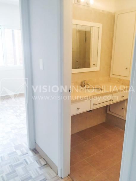 Apartamento en Rambla Piso alto al Puertito del Buceo 3 dorm + Servicio, 180 m2; Alquiler U$S 2.250 / GC $31.000-24