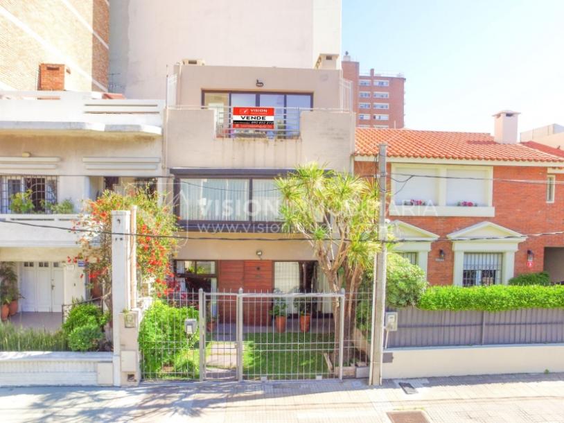 Casa inmaculada, reciclaje gran nivel, diseño y confort, Padrón Único, Punta Carretas; 3 dorm y 3 baños, barbacoa cerrada y terraza al frente, patio interior, 202 m2 construidos. A 20 mts. de Rambla, vista lateral al mar.-107
