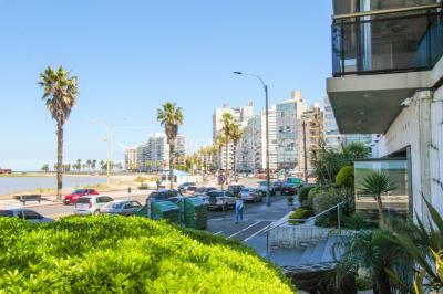 Apto Pocitos esq. Rambla, 3 Dorm 2 Baños, Cocina definida, 2do Piso al Frente, Garaje.