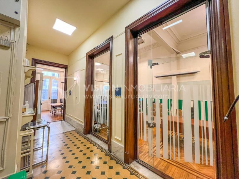 Oportunidad de Inversión: Venta de Mansión de 1905 de prestancia Señorial. Son 676 m2 en 2 plantas. Inmaculada, gran nivel. Amueblada. Ciudad Vieja. Terreno de 393 m2. Fachada de 10,5 mts. por calle Misiones. Protección Patrimonial grado 3 - U$ 507.1-23