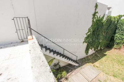 Padrón Único de 280 m2 en Punta Carretas a 50 mts. de Rambla. 132 m2 construidos. Ideal para proyectar su casa, edificio de 3 o 4 pisos, empresa, local gastronómico o restaurante, clínica, instituto u otro. Originalmente 2 dorm y 2 baños, garaje, pat