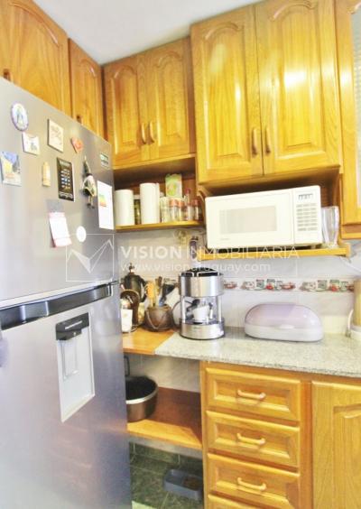 Apartamento con Renta al frente sobre Av. 8 de Octubre casi Propios, en 5to Piso, 3 dormitorios y 1 baño, impecable