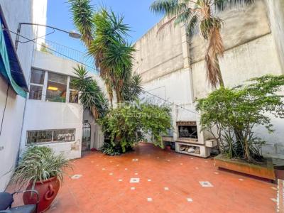 Oportunidad de Inversión: Venta de Mansión de 1905 de prestancia Señorial. Son 676 m2 en 2 plantas. Inmaculada, gran nivel. Amueblada. Ciudad Vieja. Terreno de 393 m2. Fachada de 10,5 mts. por calle Misiones. Protección Patrimonial grado 3 - U$ 507.1