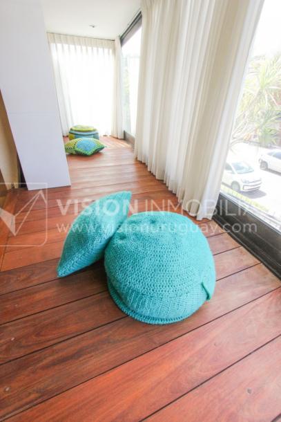 Casa inmaculada, reciclaje gran nivel, diseño y confort, Padrón Único, Punta Carretas; 3 dorm y 3 baños, barbacoa cerrada y terraza al frente, patio interior, 202 m2 construidos. A 20 mts. de Rambla, vista lateral al mar.-42