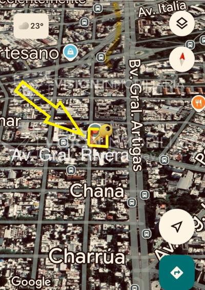 Oportunidad Alquiler de Local Comercial en la Esquina de Av Gral Rivera y Mario Cassinoni casi Bvar Artigas. $100.000 pesos mensuales, sin GC. Son 95 m2, Planta Baja.