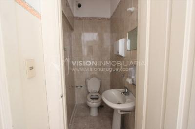 Padrón único de 641m2 en Pocitos con Casa de 13 ambientes, 302m2 construidos.