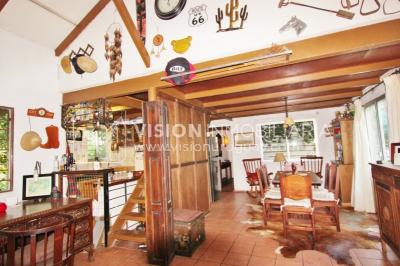 Chacra de 15 hás con el confort de hermosa casa reciclada, barbacoa y piscina climatizada.