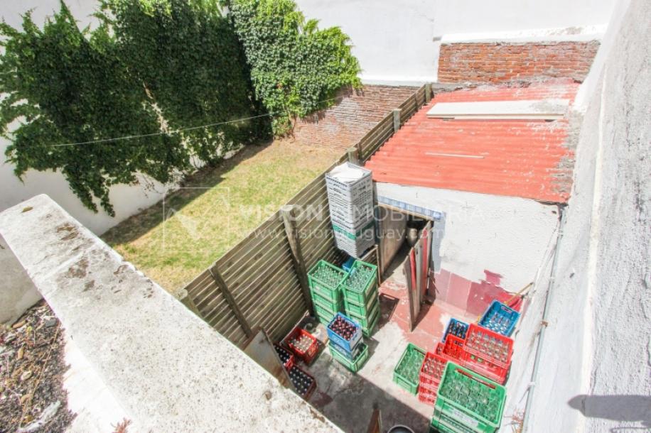 Padrón Único de 280 m2 en Punta Carretas a 50 mts. de Rambla. 132 m2 construidos. Ideal para proyectar su casa, edificio de 3 o 4 pisos, empresa, local gastronómico o restaurante, clínica, instituto u otro. Originalmente 2 dorm y 2 baños, garaje, pat-32