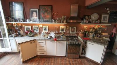 Casa de diseño, Padrón Único, Pocitos; 2 dorm en Suite, enorme salón doble altura, terreno 219 m2 con buen fondo y parrillero, 203 m2 construidos, Garaje.