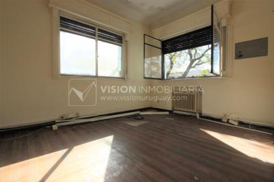 Padrón único de 641m2 en Pocitos con Casa de 13 ambientes, 302m2 construidos.