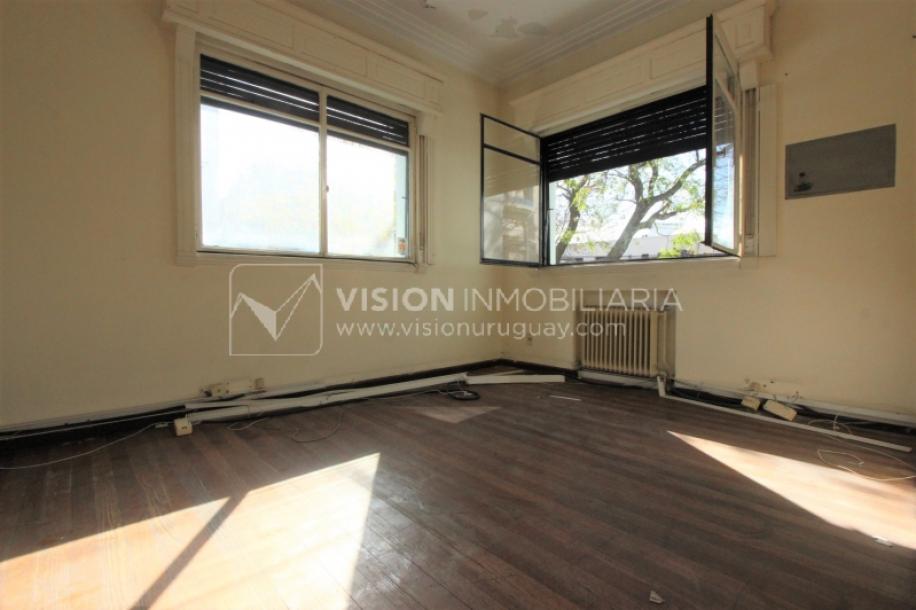 Padrón único de 641m2 en Pocitos con Casa de 13 ambientes, 302m2 construidos.-47