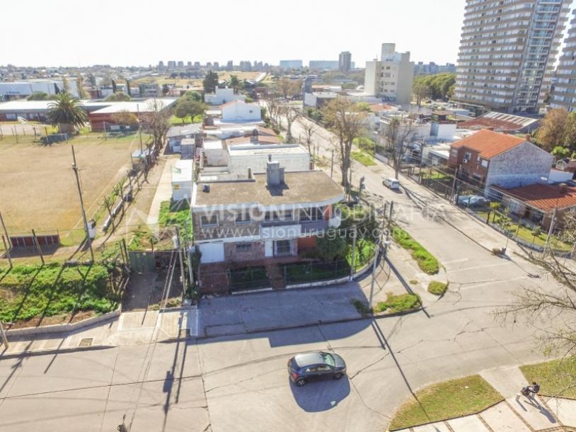 Casa en Venta de 3 Dormitorios, 2 Baños, Garaje, Jardín y Patio. 130 m2 construidos en Propiedad Horizontal -padrón de 290 m2-, en Malvín Sur a 50 mts. de Plaza Italia. U$ 220.000-3