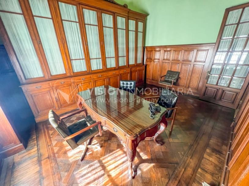 Venta de Palacete: Mansión señorial de 1913 de 690 m2 interiores y 224 de terrazas; 4 plantas, una reciclada inmaculada de gran nivel, completamente Amueblada. Ciudad Vieja. Inversión: U$ 400.000 dólares-47