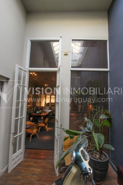 Casa de diseño, Padrón Único, Pocitos; 2 dorm en Suite, enorme salón doble altura, terreno 219 m2 con buen fondo y parrillero, 203 m2 construidos, Garaje.-32