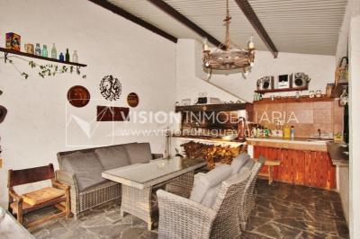 Chacra de 15 hás con el confort de hermosa casa reciclada, barbacoa y piscina climatizada.