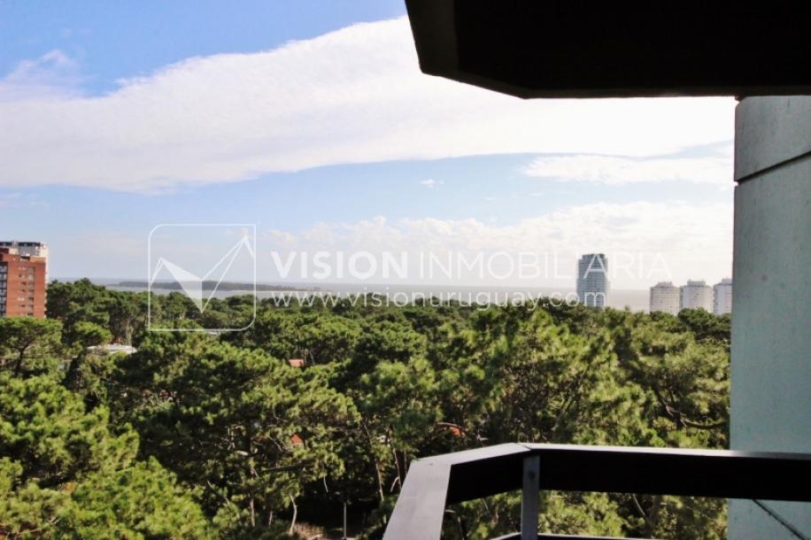 Apartamento en piso alto, 2 dorm. y servicio, muy amplios ambientes 118m2 con amenities y gran confort.-26