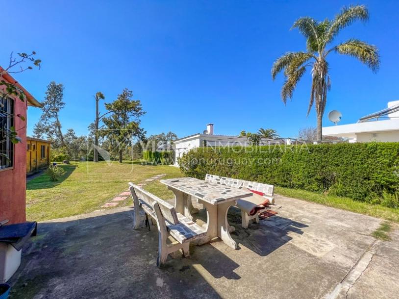 Venta conjunta de Dos Casas independientes en un gran terreno de 622 m2, una de 2 Dormitorios y 1 Baño, la otra de 1 Dormitorio y 1 Baño, Parrillero, Garaje. Barrio Español del balneario Atlántida, 8 cuadras al Norte de la Interbalnearia por Ruta 11.-64