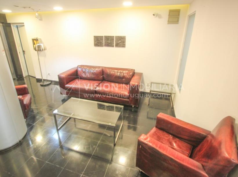 Alquiler de Oficina doble 5to Piso al Frente, 60m2 dos entradas dos baños, Pza Independencia esq Juncal Centro Ciudad Vieja-17