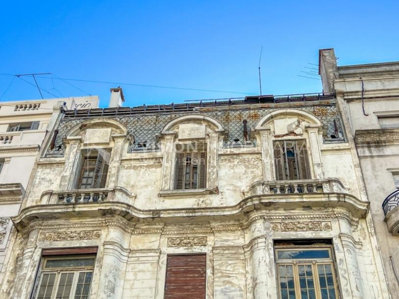 Venta de Palacete: Mansión señorial de 1913 de 690 m2 interiores y 224 de terrazas; 4 plantas, una reciclada inmaculada de gran nivel, completamente Amueblada. Ciudad Vieja. Inversión: U$ 400.000 dólares-79